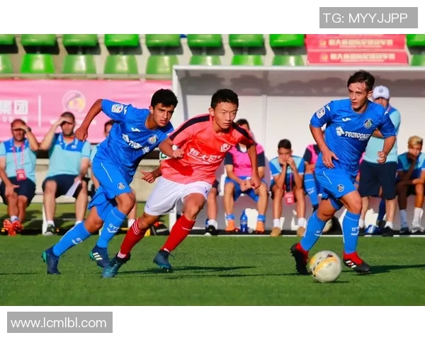 气球足球明星公仔图片展示让你感受运动与艺术的完美结合